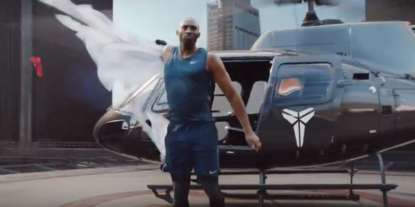 ▲ Nike跑步影片《任我去跑》中，Kobe跳下直升機霸氣扯衣。（圖／翻攝niketaiwan Youtube）
