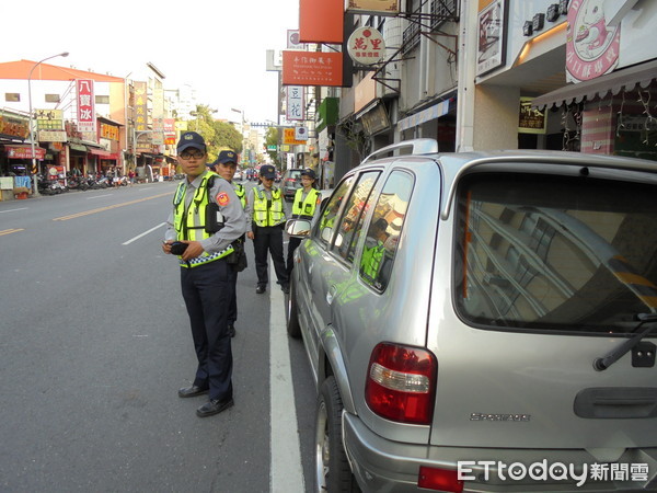 ▲台南市警二分局，持續編排時段，針對古蹟觀光景點、火車站周邊及違規占用嚴重之路段，加強交通整理取締工作，以確保用路人行的安全順暢空間。（圖／警方提供）