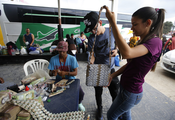 ▲▼委內瑞拉（Venezuelan）通貨膨脹嚴重，波利瓦（Bolivar）如同廢紙。（圖／達志影像／美聯社）