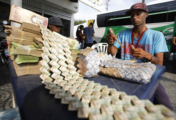 ▲▼委內瑞拉（Venezuelan）通貨膨脹嚴重，波利瓦（Bolivar）如同廢紙。（圖／達志影像／美聯社）