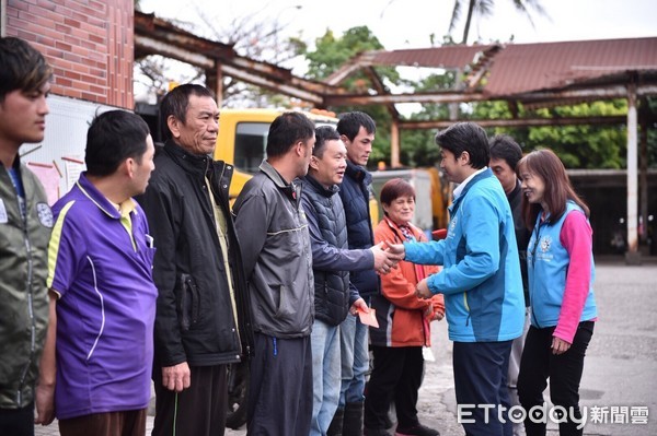 花蓮市長魏嘉賢為感謝清潔隊員在206震災致力市容整頓及家園復原工作，特地加發清潔獎勵金，總計發出8萬4600元。（圖／花蓮市公所提供）