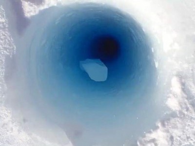 南極科學家玩嗨了！冰塊掉進90m冰洞，竟有「槍聲」回傳地面