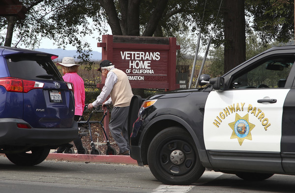 ▲ 美國加州退伍軍人之家發生一起人質挾持案，至少3名人遭挾持。警方抵達封鎖現場，與槍手持續對峙中。（圖／達志影像／美聯社）