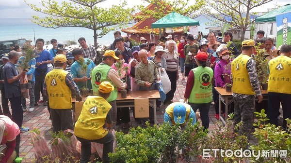 台東林管處大武工作站在站前廣場，舉辦大武地區「再現台灣原生綠」贈苗活動，現場提供一千多株各色苗木，募得發票近9百張、廢電池56公斤，合計義賣所得逾5000元。（圖／台東林管處提供）