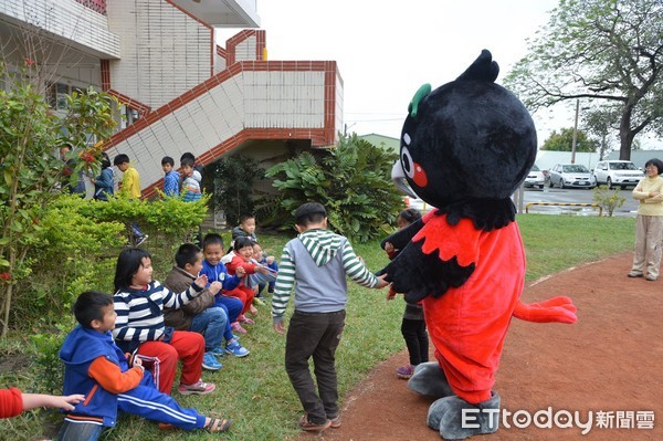 台東林管處關山工作站推廣保林、愛林的校園環教巡迴列車抵達池上鄉萬安國小，讓小朋友和「朱鸝」布偶共同植樹，歡喜預約朱鸝未來的新家。（圖／台東林管處提供）