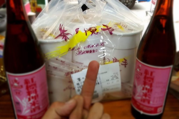 ▲▼煮雞湯叫6杯飲料「+超商米酒」外送！店員幫買提到家　中指嗆奧客。（圖／翻攝爆料公社）