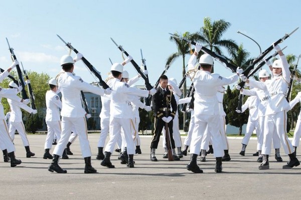 海軍儀隊官兵分別穿著黑色與白色禮兵服，搭配劇情進行槍法操演。（圖／軍聞社）