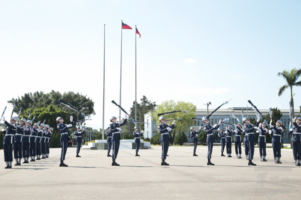 空軍儀隊官兵10日在競賽中以經典槍法向擔任評審的儀隊前輩們致敬。（圖／軍聞社）