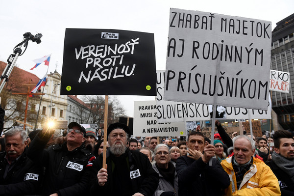 ▲▼斯洛伐克（Slovakia）首都布拉提斯拉瓦（Bratislava）9日湧現萬民抗議群眾，他們不滿記者庫奇亞克（Ján Kuciak）遭槍殺。（圖／路透社）