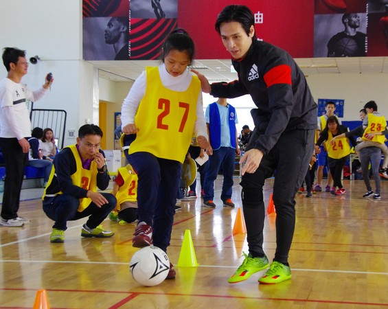 ▲Gino與陪同小朋友參與足球趣味競賽。（圖／罕病基金會提供）