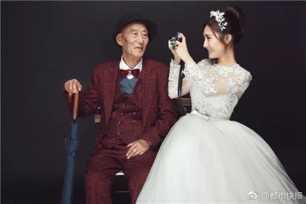 ▲▼女孩因爺爺病重失憶，拉著他拍婚紗照「怕他看不到我結婚」。（圖／翻攝都市快報微薄）