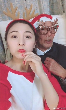 ▲▼▲女孩因爺爺病重失憶，拉著他拍婚紗照「怕他看不到我結婚」。（圖／翻攝都市快報微博，下同）