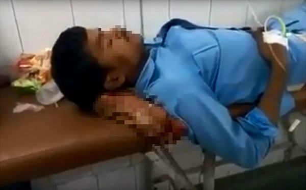 ▲▼印度北方邦28歲清潔員甘西亞姆躺著自己的截肢。（圖／翻攝自YouTube／MY INDIA）