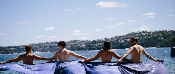 ▲▼1600名「紫色裸男女」現身雪梨港，游泳募得270萬助腦癌患者。（圖／翻攝自臉書／The Sydney Skinny）