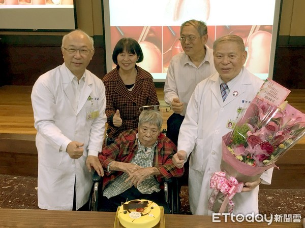 ▲台南市立醫院吳明和醫師等醫團療隊，以蛋糕為87歲劉媽媽重生慶賀。（圖／記者林悅攝）