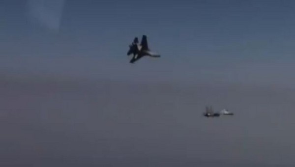 ▲▼中國空軍發佈最新一期的強軍宣傳片《奮飛在春天》，其中可以看見殲-16繞著友機桶滾近3圈。（圖／翻攝自央視節目）