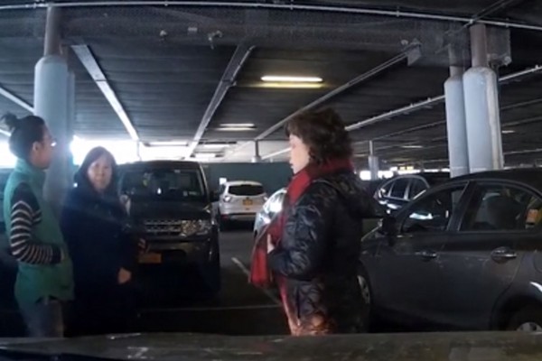 ▲▼紐約一名駕駛遇到大媽人肉佔車位。（圖／攝攝自Daily Mail）