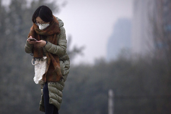 ▲20174年時，北京一名在空汙裡掙扎呼吸的女子。(圖／達志影像／美聯社)