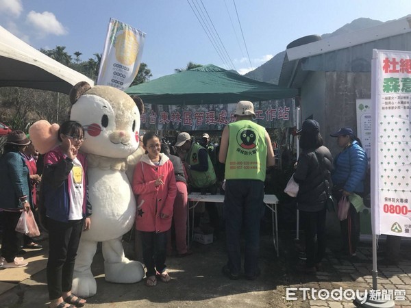 一年一度的香丁節在台東縣東河鄉泰源地區的熱鬧展開，林務局台東林區管理處成功工作站在現場贈送苗木、盆栽木工DIY及有獎徵答等活動，贈送給有愛心及愛護環境的民眾來植樹綠美化，一起來營造繽紛花香的泰源幽谷。（圖／台東林管處提供）