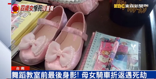 台南市永康區一名蔡姓婦人騎機車載4歲女兒，因路邊車輛突開車門，造成兩人倒地被後方機車輾過，母重傷、女兒不治。（圖／東森新聞）