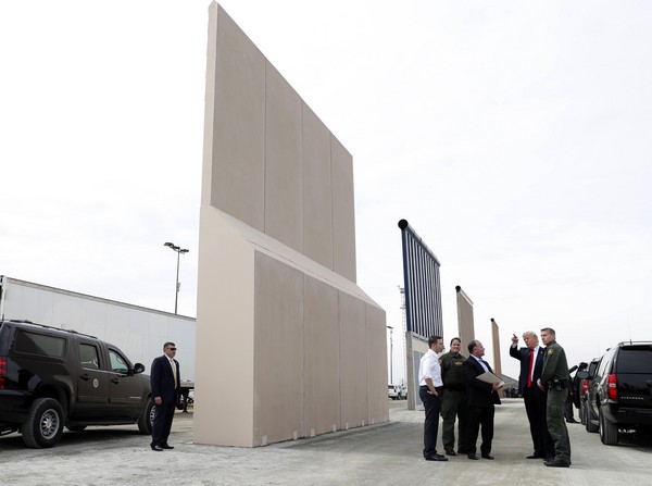 ▲▼ 美國總統川普13日視察美墨邊境牆樣板。（圖／路透社）