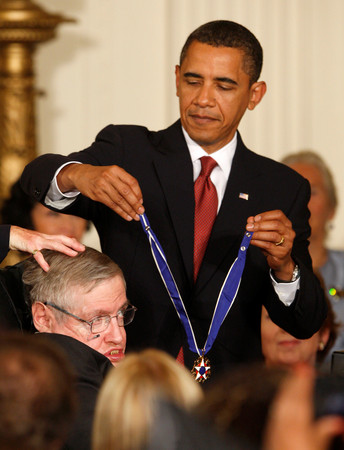 ▲▼史蒂芬霍金接受歐巴馬頒發總統自由勳章。（圖／路透社）