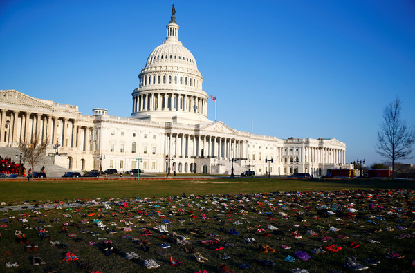 ▲▼ 美國民眾13日呼籲嚴管槍枝，在國會大廈外的草坪留下超過7000雙鞋子，紀念命喪槍下的兒童。（圖／路透社）