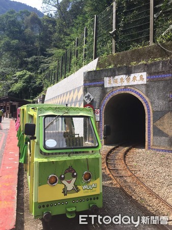 ▲台車徜徉山林間！「雲仙樂園」搭纜車近距離看烏來瀑布。（圖／記者周姈馨攝）