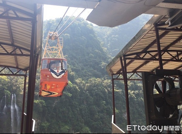 ▲台車徜徉山林間！「雲仙樂園」搭纜車近距離看烏來瀑布。（圖／記者周姈馨攝）