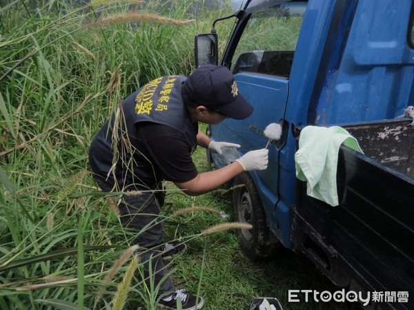 員警在百公里外的花蓮縣吉安鄉慈濟醫院後方產業道路草叢內，找到失竊自小貨車。恐跡證流失，立即於現場採證，使犯嫌百口莫辯。（圖／台東縣警察局提供）