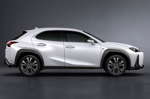 Lexus原廠設計師爆料：其實UX原本應該是一款五門掀背車