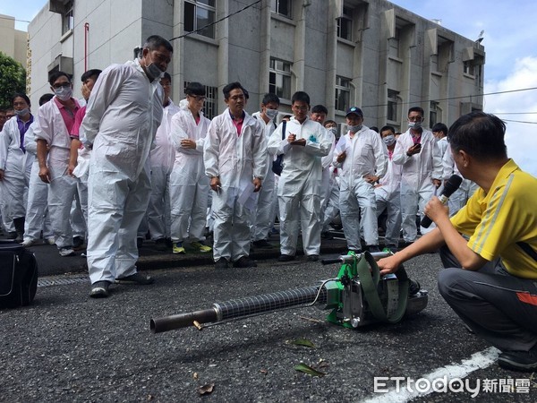 ▲台南市環保局在清潔隊官田六甲聯合區隊，辦理「107年度化學防治人員上半年回訓」訓練，召回37區清潔隊、登革熱防治中心化學防治人員及國軍第八軍團官兵共130人，實地操練噴藥技巧。（圖／環保局提供）