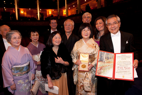 ▲▼2010年諾貝爾化學獎得主、美國普渡大學日裔教授根岸英一（Ei-ichi Negishi）在得獎後與家人的合照。（圖／路透）