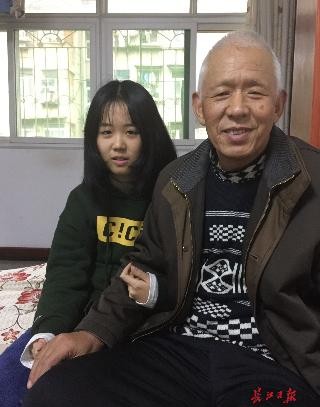 14歲正妹為了救父狂吃　一個月內努力增胖6公斤。（圖／翻攝自大陸《長江日報》）