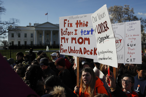 ▲▼全美的學生走上街頭響應「走出教室」（School Walkout）活動，呼籲槍枝管制，紀念佛州槍擊死者，學生聚集在白宮前。（圖／達志影像／美聯社）