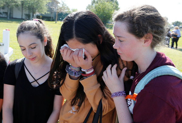 ▲▼全美的學生走上街頭響應「走出教室」（School Walkout）活動，呼籲槍枝管制，紀念佛州槍擊死者，是發的瑪喬立史東門道格拉斯高中學生參與。（圖／路透社）。