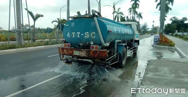 ▲台南市環保局出動洗街車，針對工地出入口及周邊道路加強洗街。（圖／環保局提供）