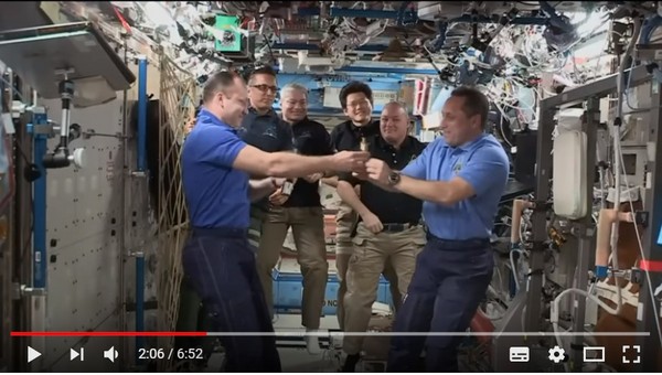 ▲▼NASA「遠征54隊」(ISS Expedition 54)與55隊成員在太空站舉行交接儀式。（圖／翻攝自Space Videos的Youtube）