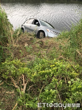 ▲▼女駕駛倒車不慎暴衝進運河。（圖／記者陳豐德翻攝）