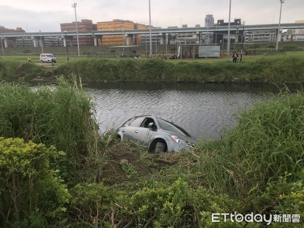 ▲▼女駕駛倒車不慎暴衝進運河。（圖／記者陳豐德翻攝）