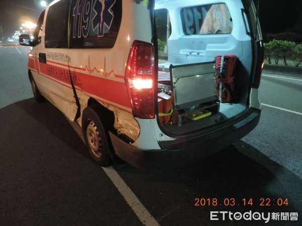 ▲台南市消防局六甲分隊救護車左後側車體受損。（圖／記者林悅翻攝）