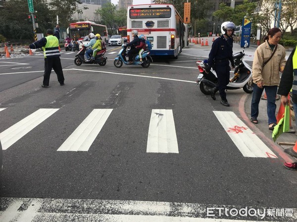 ▲▼男童突然衝出路口遭公車撞倒地，地板留有些微血跡。（圖／記者陳豐德翻攝）