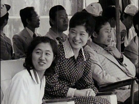 ▲李明博(由右至左)、朴槿惠、崔順實40年前排排坐的珍貴合影。(圖／翻攝自網路)