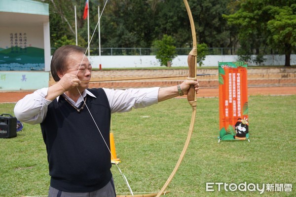 台東卑南鄉辦理傳統射箭紮根計畫，聘請專業教練林東生到各校巡迴講解射箭的基本概念與操作。住附近的台東縣議員張卓然聽到小朋友的笑聲也過來查看，正好遇上卑南鄉鄉長許文獻，學生們起閧要議員與卑南鄉鄉長許文獻來場友誼賽。（圖／卑南鄉公所提供）