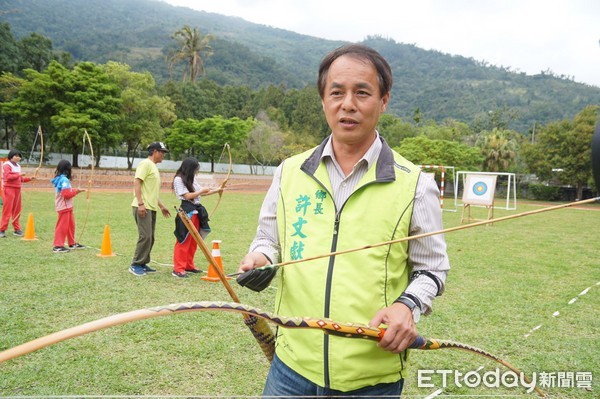 台東卑南鄉辦理傳統射箭紮根計畫，聘請專業教練林東生到各校巡迴講解射箭的基本概念與操作。住附近的台東縣議員張卓然聽到小朋友的笑聲也過來查看，正好遇上卑南鄉鄉長許文獻，學生們起閧要議員與卑南鄉鄉長許文獻來場友誼賽。（圖／卑南鄉公所提供）