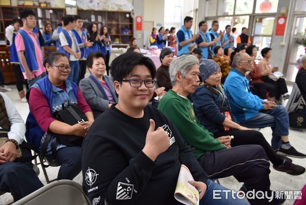 社團法人花蓮縣老人暨家庭關懷協會舉行「花蓮市複合型服務中心暨巷弄長照站」揭牌儀式，落實衛福部的長照計畫，提供花蓮市的社區長者更好的照護，一起健康學習、快樂生活。（圖／花蓮市公所提供）