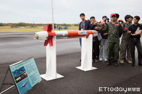 ▲▼國軍35快砲夜間對空實彈射擊演練,LARTT-9靶標。（圖／記者季相儒攝）