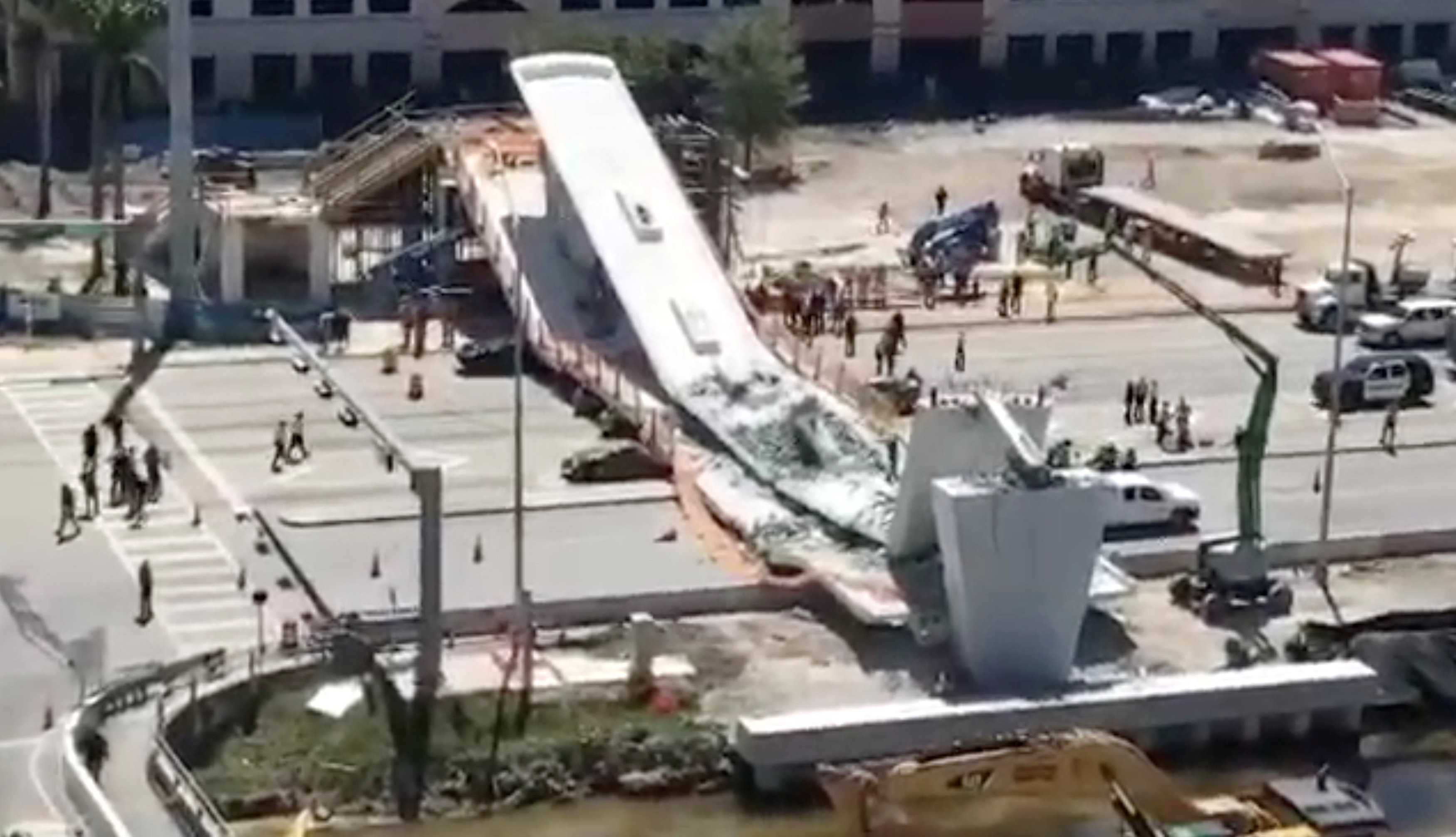 ，美國佛羅里達國際大學（Florida International University）一座人行天橋倒塌。（圖／路透社）