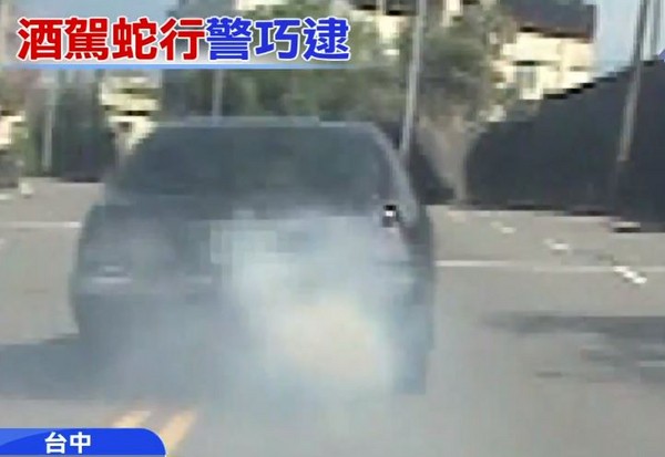 ▲▼警擔心火燒車，攔車發現駕駛下車站不穩。（圖／中天新聞）