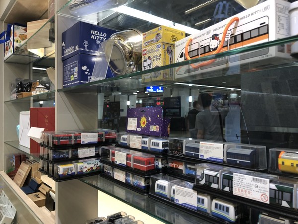 ▲▼台鐵夢工場南港店開幕，鐵道文創商品全品項打9折。（圖／台鐵提供）